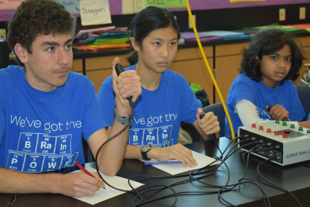 Science Bowl Club de SMS termina en segundo lugar en la competencia